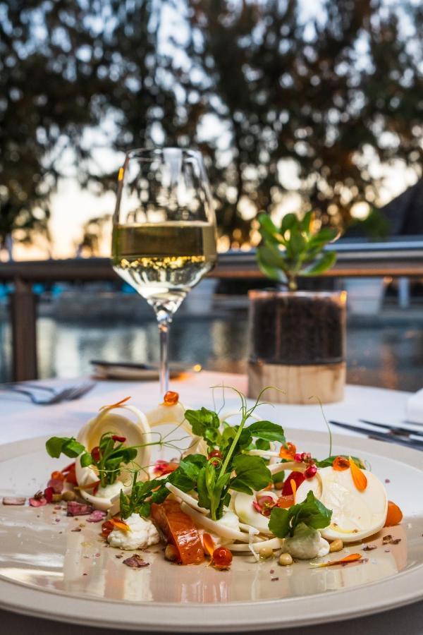 Lux* Saint Gilles Resort Exterior foto A glass of wine at a restaurant