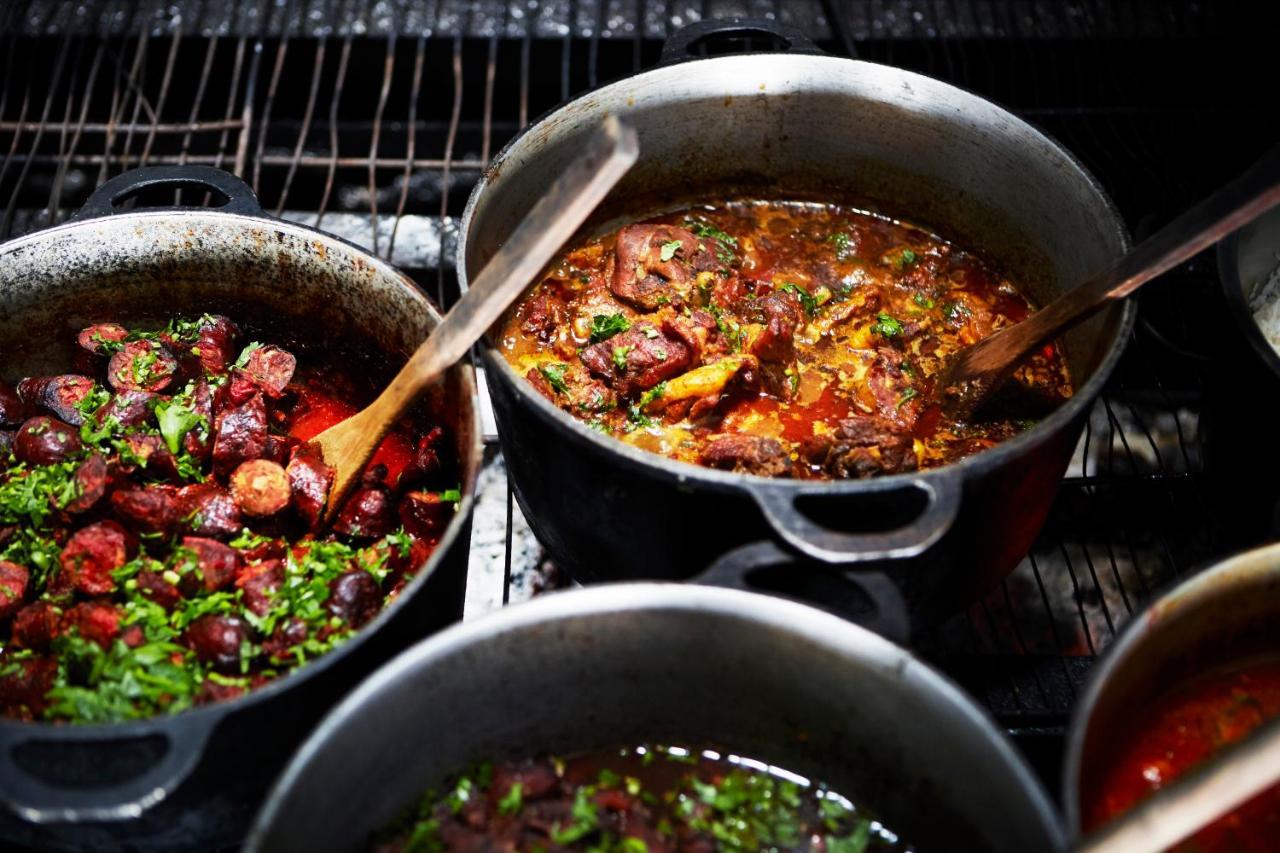 Lux* Saint Gilles Resort Exterior foto A pot of jambalaya