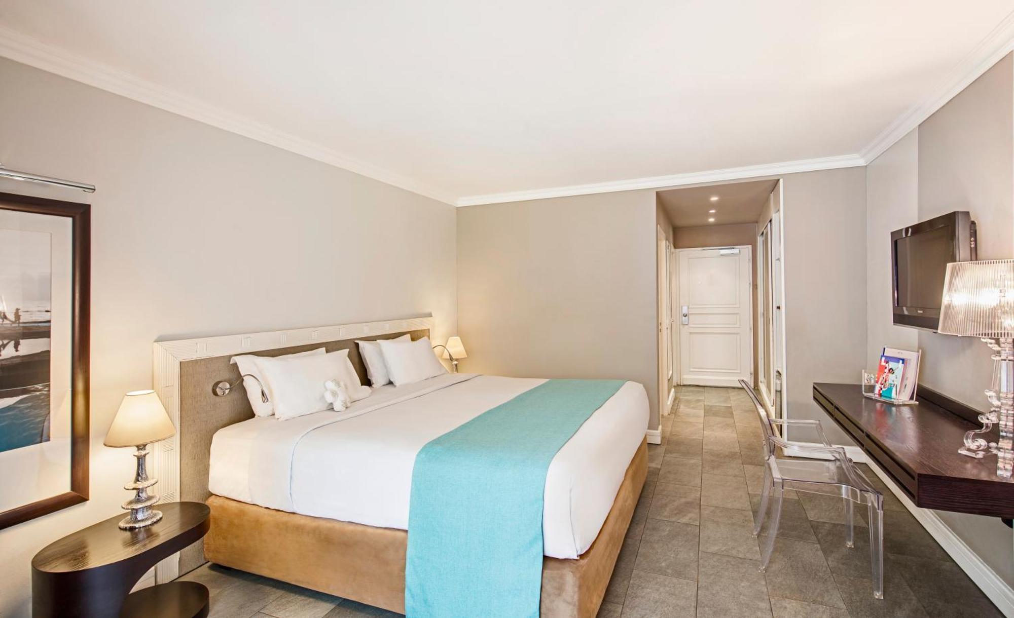 Lux* Saint Gilles Resort Exterior foto A room at the hotel