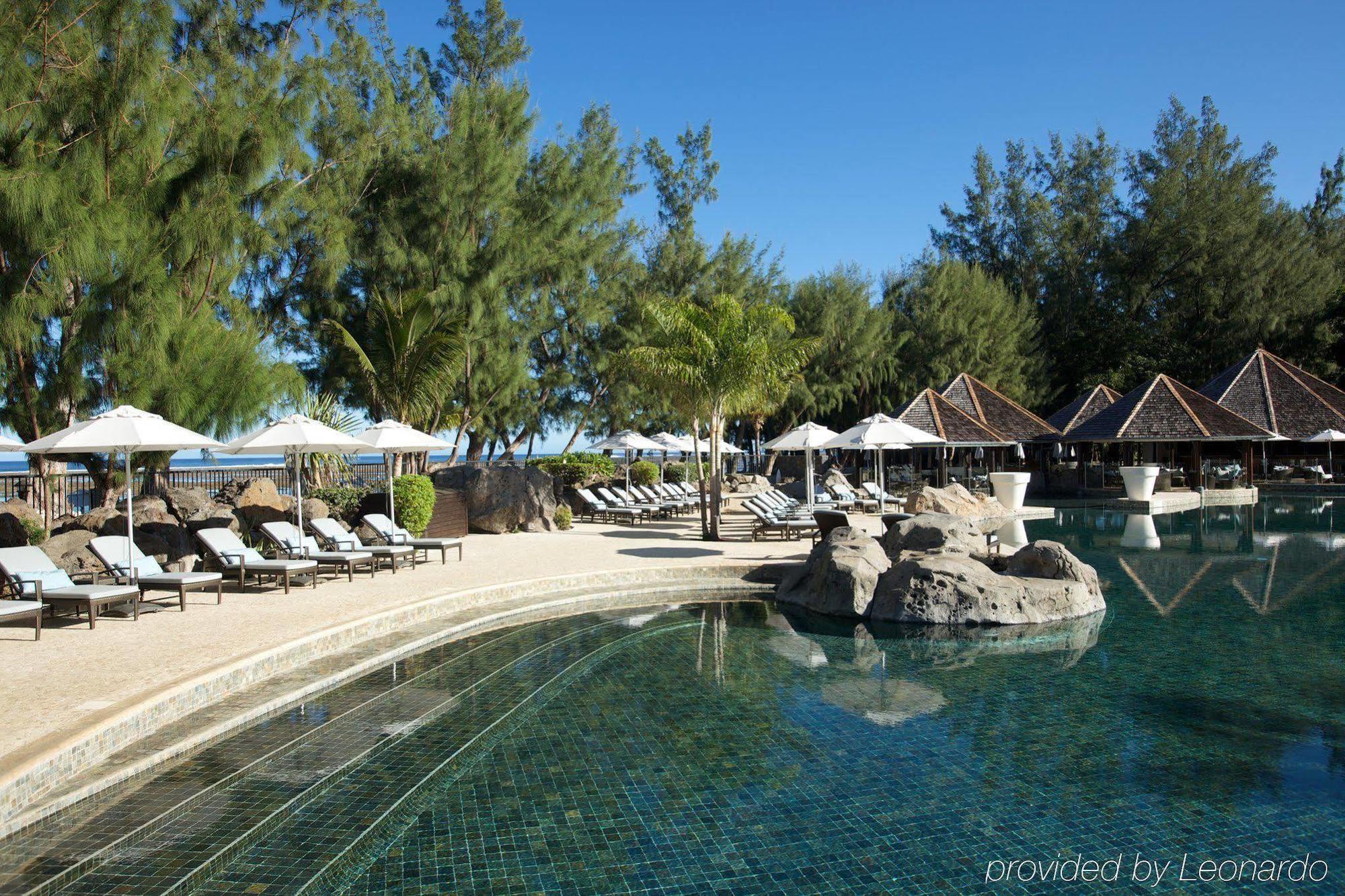 Lux* Saint Gilles Resort Exterior foto The swimming pool at the resort